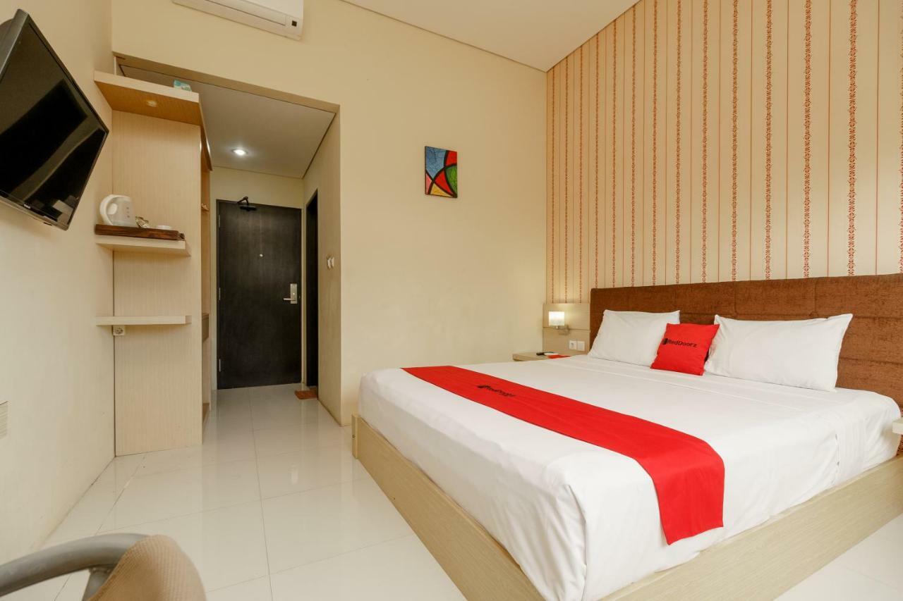Reddoorz Plus Near Sangkareang Park Mataram Extérieur photo