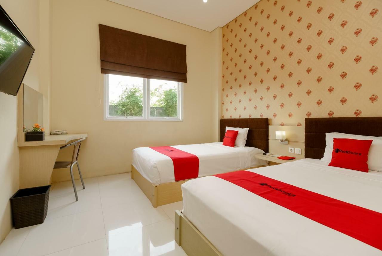 Reddoorz Plus Near Sangkareang Park Mataram Extérieur photo